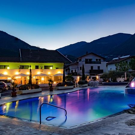 Schlosshof Charme Resort - Hotel & Camping Lana Extérieur photo