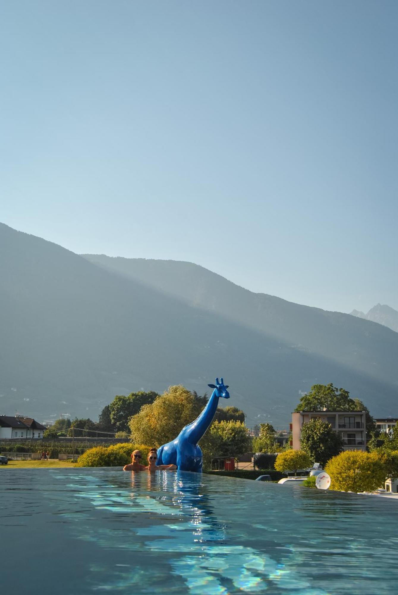 Schlosshof Charme Resort - Hotel & Camping Lana Extérieur photo