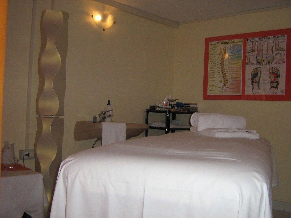 Schlosshof Charme Resort - Hotel & Camping Lana Extérieur photo