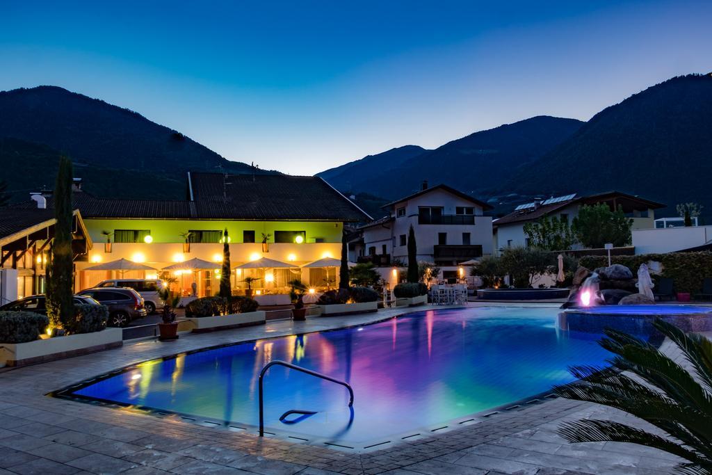 Schlosshof Charme Resort - Hotel & Camping Lana Extérieur photo