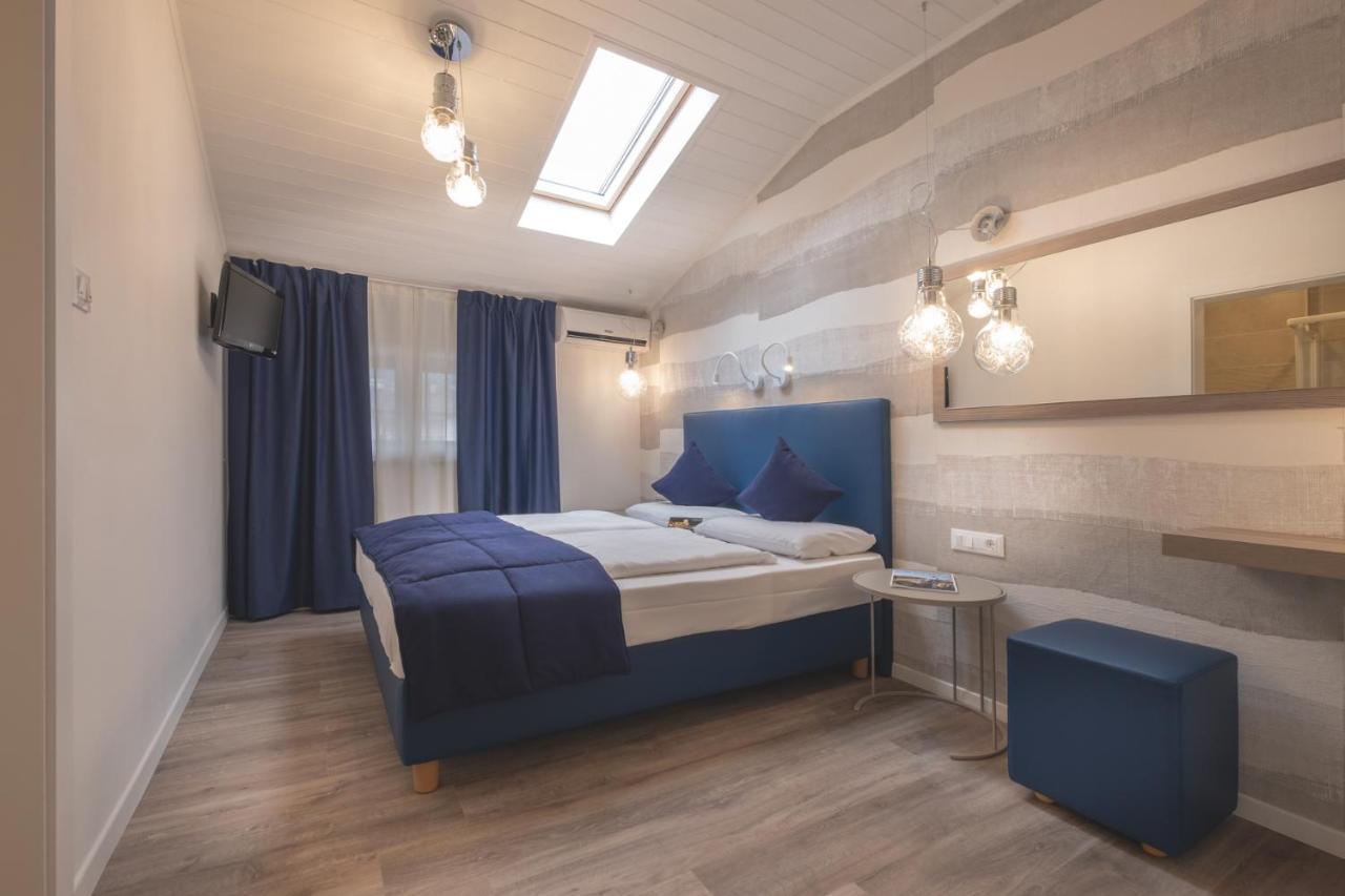 Schlosshof Charme Resort - Hotel & Camping Lana Extérieur photo