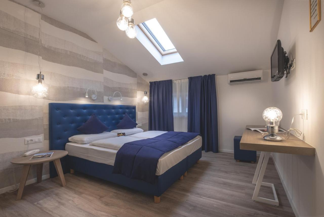 Schlosshof Charme Resort - Hotel & Camping Lana Extérieur photo